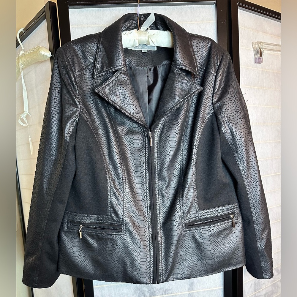 Pleather Snakeskin Design Blazer in Black with Zipper & Split Sleeve Size 12
